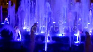 在城市喷泉的蓝色水中照明